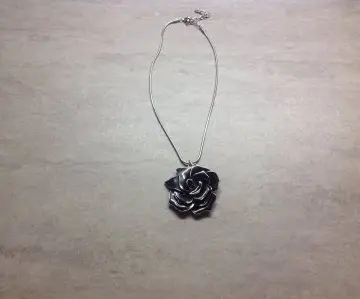Collier rose, La Halle