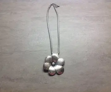 Collier fleure, La Halle
