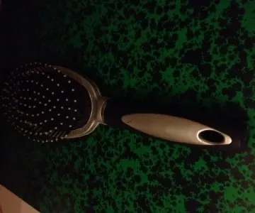 brosse à cheveux, Inconnue