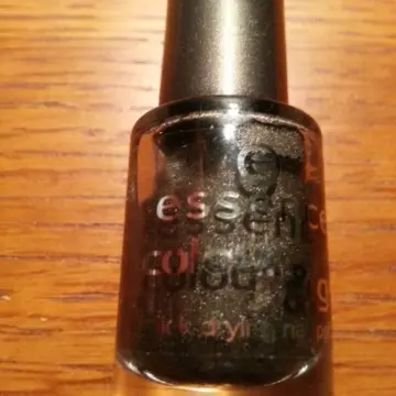 Vernis à ongles marron brillant, Essence