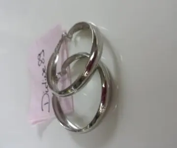 boucles d’oreilles anneaux, Inconnue