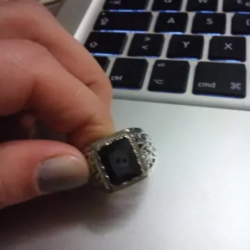 Bague chevalière, Inconnue