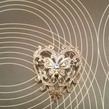 Jolie broche coeur argenté et strass, Inconnue