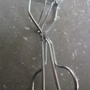 Recourbe cils, Inconnue