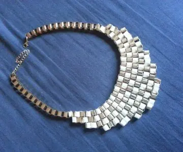 collier plastron or et blanc, Mim