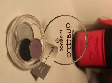 Palette QUATTRO EYESHADOW avec 4 teintes fard paup, Essence