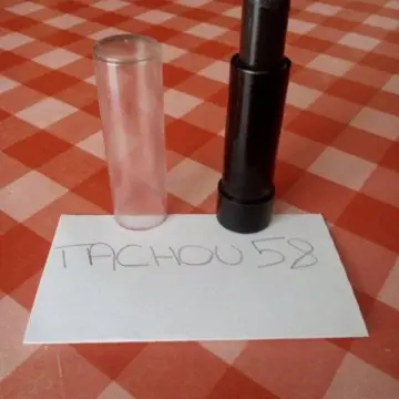 rouge a levres, Inconnue