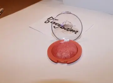 Blush, Modélite