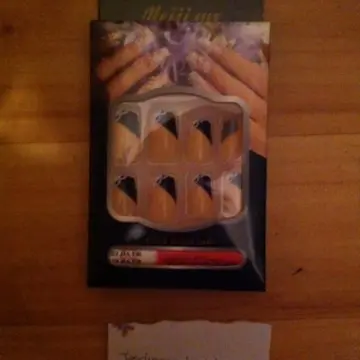faux ongles, Inconnue