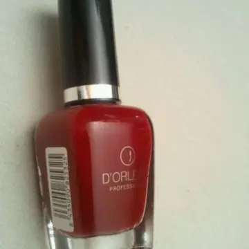 vernis rouge un peu sombre, D'Orleac