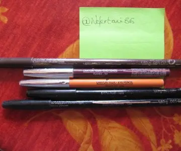 Lot de crayons de différentes couleurs, Agnès b.
