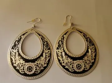 Boucles d'oreilles pendantes, Inconnue