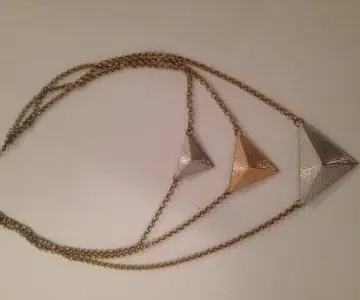 Collier 3 triangles, Inconnue