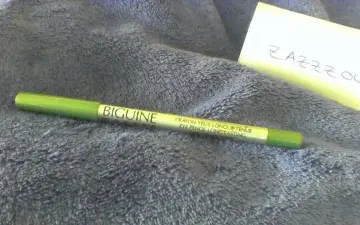 crayon yeux longue tenue vert, Biguine Paris