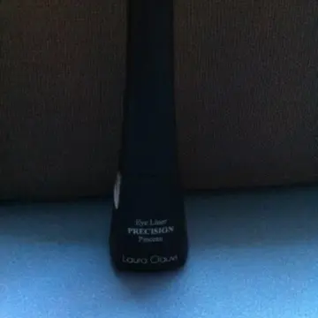 eyeliner noir, Laura Clauvi