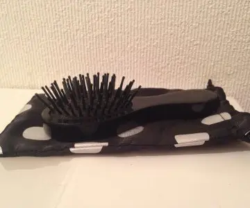 Mini brosse à cheuveux, Inconnue