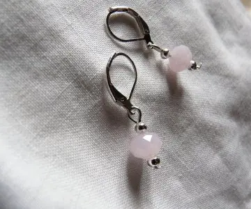 Boucles d'oreilles rose pâle, Création