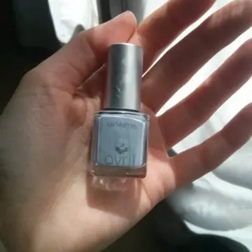 Vernis à ongles gris tourterelle, Avril