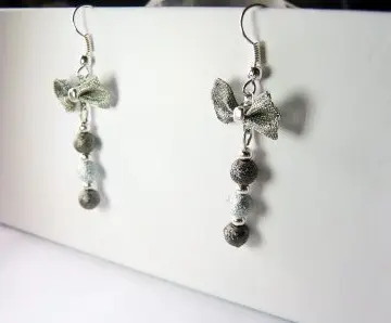 Boucles d'oreilles pendantes noeud et perles, Création
