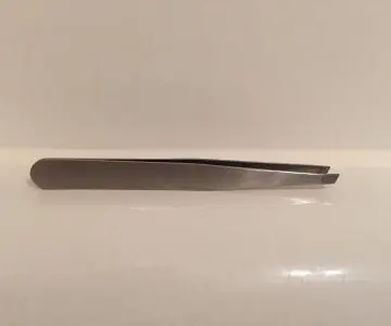 Pince a épiler, Inconnue