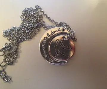 Collier I love you to the moon and back, Inconnue