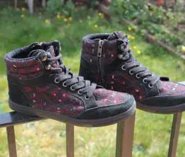Paire de Baskets montantes en toile brodée aux mo, Camaïeu