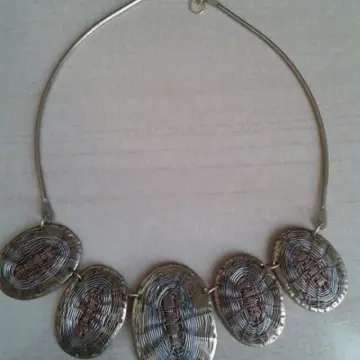 Collier, Artisanale