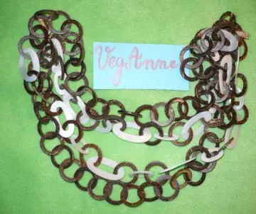 Collier en bois et nacre, Inconnue