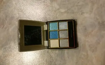 Palette de fards à paupière, Inconnue
