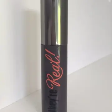 Mascara they're real, Benefit