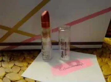 Rouge à lèvres, Inconnue