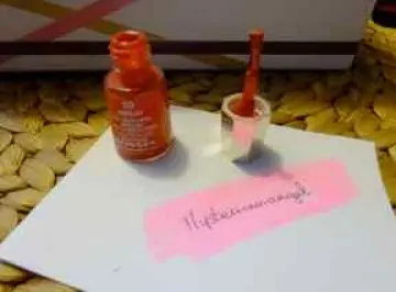 Vernis orangé, Inconnue