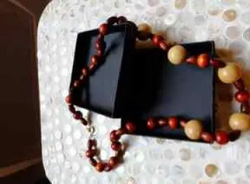 Collier perles en bois, Inconnue