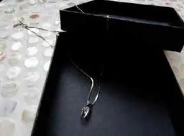 Collier zircon, Inconnue