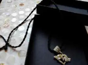Collier love, Inconnue
