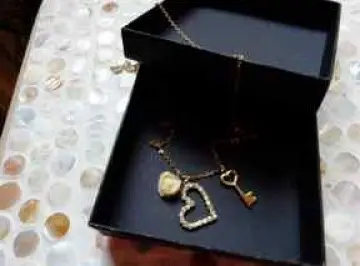 Collier, Inconnue