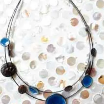 Collier bleu, Inconnue