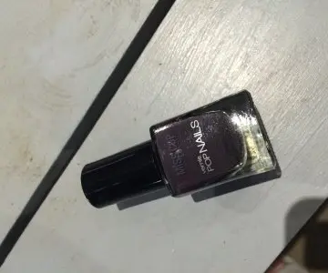 Vernis gris prune, Miss cop