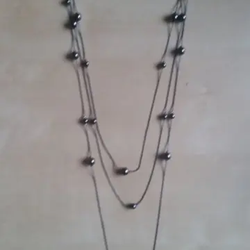 Collier 3 niveaux noir, Inconnue