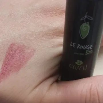 Rouge à lèvres prune, Avril