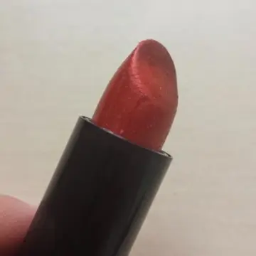 Rouge à lèvres couleur brique, Avril
