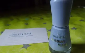 Vernis bleu pastel, Essence
