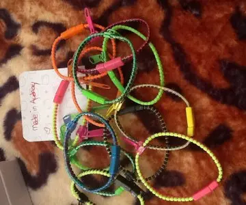 Bracelets zip, Inconnue