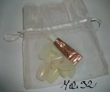Faux ongles, Inconnue