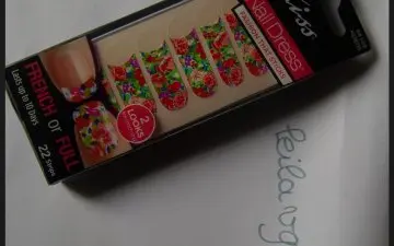 Nail patch fleuris, Kiss