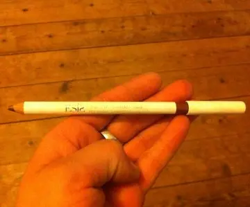 Crayon yeux cuivre, Esis