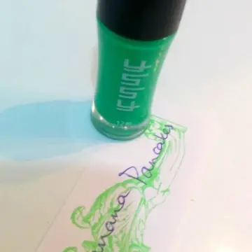 Vernis à ongles vert, Inconnue