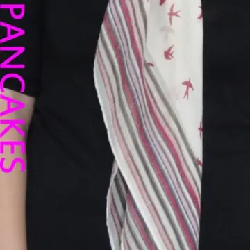 Foulard motifs hirondelles, Stradivarius