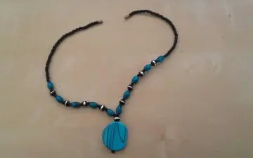 Collier bleu, Inconnue