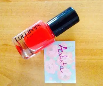 Vernis à ongles rouge(couleur voyage à Paris), Lollipops